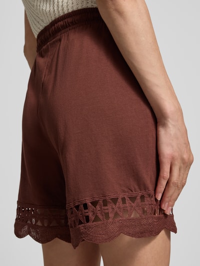 Frauenmodel trägt Regular Fit Shorts aus reiner Baumwolle Modell 'GABBY' von Vero Moda in Braun, elastischer Bund, Jersey, Detailaufnahme Rückansicht.