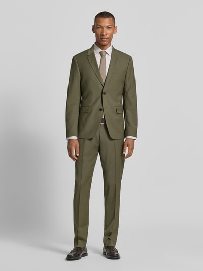 Männermodel trägt Anzughose mit Bügelfalte Modell 'Tenuta' von Tiger Of Sweden, olivgrün, Material-Mix, Straight Fit, Ganzkörperansicht von vorne.