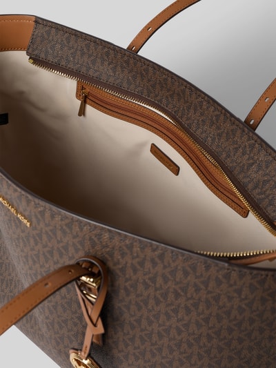 Produktfoto, Shopper mit Label-Details Modell 'QUINN' von MICHAEL Michael Kors, brązowe logo, szerokość w rozmiarze 1: 45 cm, długość 29 cm, głębokość 15 cm, długość paska na ramię 65 cm, główna przegroda, uchwyty, detale z logo