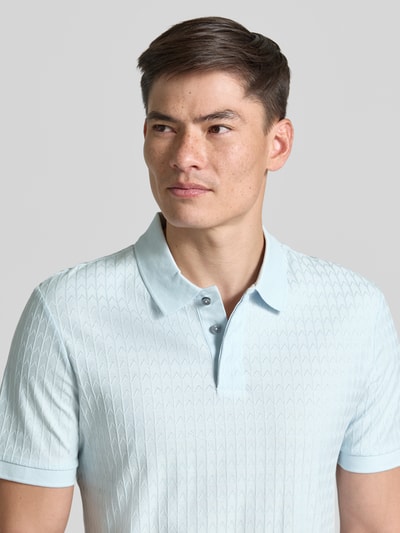Männermodel trägt Regular Fit Poloshirt aus reiner Baumwolle Modell 'H-PARLEY 321' von BOSS, hellblauer Ton, Nahaufnahme Oberkörper, Herren Poloshirt.