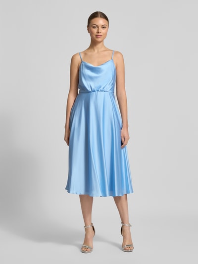 Frauenmodel trägt Cocktailkleid mit Wasserfall-Ausschnitt von Jake*s Cocktail in Hellblau, Satin, tailliert, Midilänge, Ganzkörperansicht von vorne.