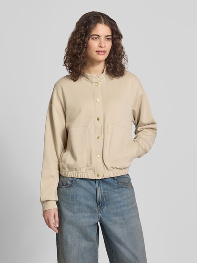 Frauenmodel trägt Regular Fit Bomberjacke mit Viskose-Anteil Modell 'TALIA' von Pieces, Optik: Unifarben, Sweat, Ganzkörperansicht von vorne.