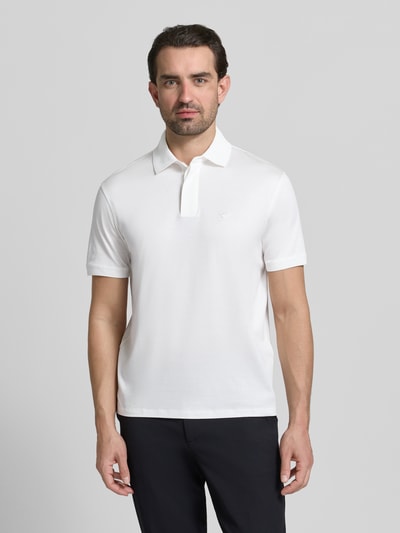 Männermodel trägt Poloshirt mit kurzer Knopfleiste von Emporio Armani in Weiß, Regular Fit, Lyocell-Baumwoll-Mix, Ganzkörperansicht von vorne.