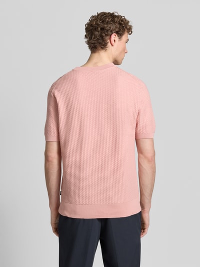 Männermodel trägt Regular Fit Strickshirt aus reiner Baumwolle Modell 'H-NILTON' von BOSS, Optik: Unifarben, Struktur, Ganzkörperansicht Rückansicht.