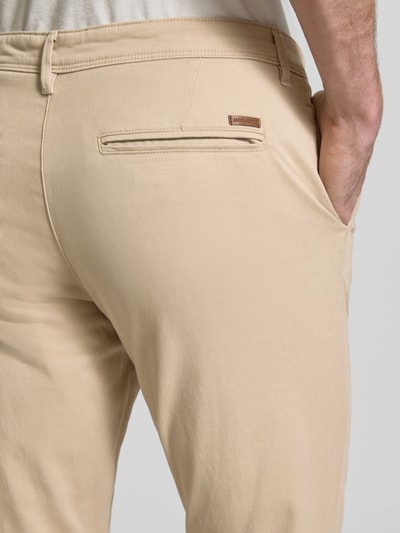 Männermodel trägt Slim Fit Stoffhose mit Gesäßtaschen Modell 'Marco' von JACK & JONES, Beige, Baumwoll-Mix, Detailaufnahme Rückansicht.