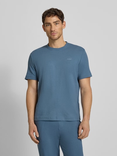Männermodel trägt Regular Fit T-Shirt aus Baumwoll-Mix Modell 'AUSTIN' von HUGO, Optik: Unifarben, Waffel-Struktur, Ganzkörperansicht von vorne.