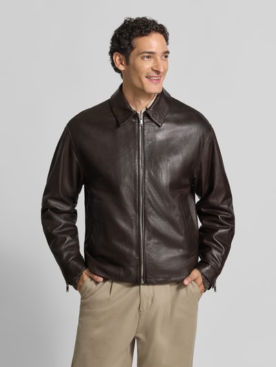 Männermodel trägt Regular Fit Jacke in Leder-Optik mit Umlegekragen von DRYKORN in Dunkelbraun, Reißverschluss, Ganzkörperansicht von vorne.