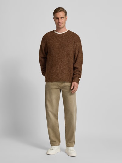 Männermodel trägt Straight Fit Jeans mit 5-Pocket-Design Modell 'Leroy' von WOODBIRD in Beige, Gerader Schnitt, Ganzkörperansicht von vorne. Bundweite 44 cm, Innenbeinlänge 80 cm, Knopf- und Reißverschluss.