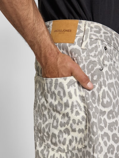 Männermodel trägt Shorts im Allover-Look Modell 'OWEN' von Jack & Jones in Grau-Weiß mit Eingrifftaschen aus reiner Baumwolle, Nahaufnahme Oberkörper. Herren Shorts, Relaxed-Fit, Bundweite 44 cm, Innenbeinlänge 37 cm.