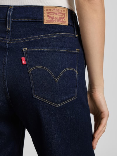 Kobieta modelka nosi Wide Fit Jeans mit 5-Pocket-Design od LEVI'S®, ciemnoniebieska mieszanka bawełny, luźny krój, z dodatkiem streczu, widok z tyłu, detal tylnej kieszeni.