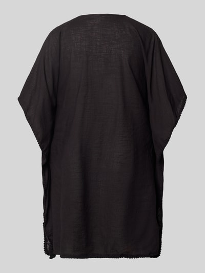 Frauenmodel trägt Kaftan aus Baumwolle mit V-Ausschnitt von Jake*s Casual in Schwarz, Taillierter Schnitt, Tunnelzug, Ganzkörperansicht Rückansicht.