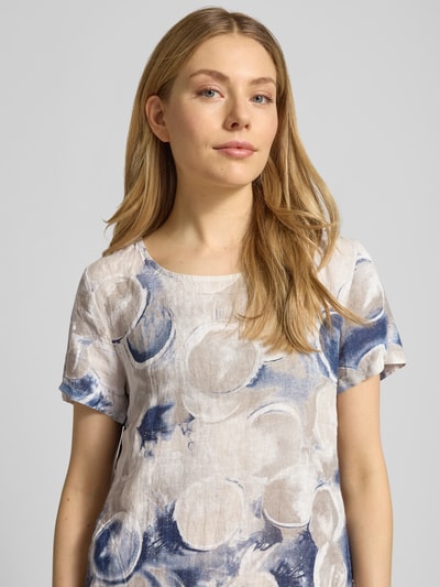 Vrouwenmodel draagt Knielanges Kleid mit Rundhalsausschnitt Modell 'Ca44rla' van ZABAIONE, mix van katoen en linnen, recht model, knielengte, borstwijdte 48 cm, mouwlengte 20 cm, lichte en donkerblauwe ronde vormen met zachte textuur, Nahaufnahme bovenlichaam.