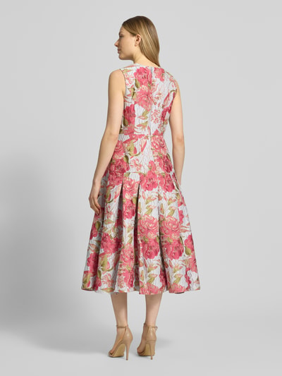 Modelka kobieca nosi Regular Fit Midikleid mit floralem Allover-Stitching od Adrianna Papell, elastyczna mieszanka materiałów, linia a, krój bez rękawów, okrągły dekolt, taliowany, długość tyłu w rozmiarze 36: 115 cm, szerokość w rozmiarze 36: 41 cm, motyw kwiatowy w odcieniach różu i zieleni, faktura haftowana, widok całej sylwetki z tyłu