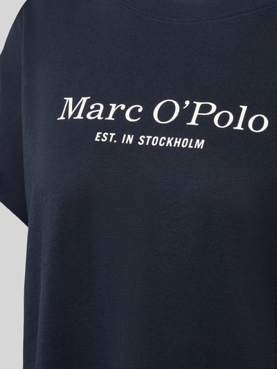 Vrouwenmodel draagt Nachthemd met Fledermausärmel van Marc O’Polo in effen kleuren, puur katoen, los model, ronde hals. Detailopname.