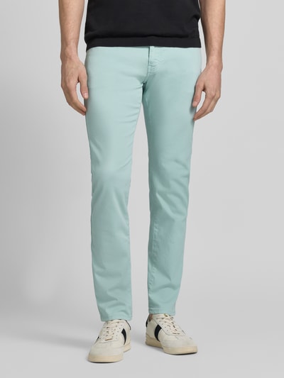 Männermodel trägt hellblaue Jeans mit Label-Detail Modell 'Lyon' von Pierre Cardin aus Baumwoll-Mix, Slim Fit, Eingrifftaschen, Ganzkörperansicht von vorne.