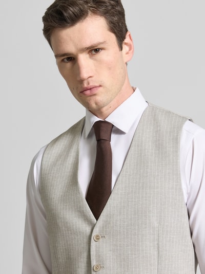 Męski model nosi Weste mit V-Ausschnitt und Paspeltaschen od ATELIER TORINO, jasnoszary, materiał z bawełną, krój regular fit, zbliżenie górnej części ciała