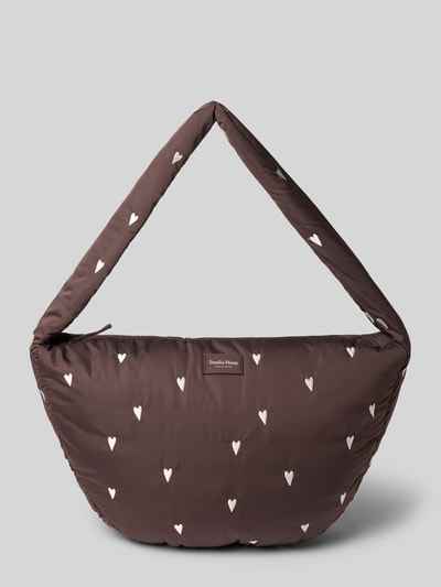 Produktfoto, Shoulder Bag mit Logo-Detail Modell 'Puffy' von Studio Noos in Braun mit weißem Allover-Motiv-Stitching, Reißverschluss und Schulterriemen, Maße: 47x35x10 cm, Riemenlänge 80 cm