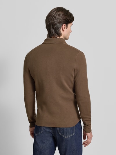 Męski model nosi Slim Fit Pullover mit Polokragen Modell 'GUNA' od Samsøe Samsøe, brązowy, tekstura gładka, zdjęcie całej sylwetki od tyłu. Pulower z suwakiem, długość tyłu 70 cm w rozmiarze M.