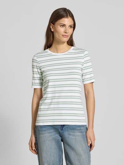 Frauenmodel trägt T-Shirt mit Rundhalsausschnitt von Comma, Viskose-Mix mit Stretch-Anteil, körpernah, halbarm, gestreift, Ganzkörperansicht von vorne.