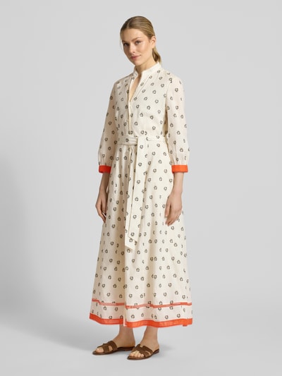 Frauenmodel trägt Maxikleid mit Zier-Bordüre von Marc Cain aus reiner Baumwolle, floraler Print, tailliert, Stehkragen, 3/4-Arm, Ganzkörperansicht von vorne