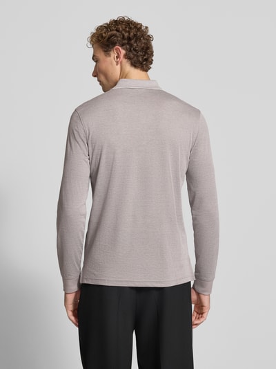 Männermodel trägt Regular Fit Poloshirt mit Baumwoll-Anteil von Christian Berg Men in Grau, Material-Mix, Ganzkörperansicht Rückansicht.