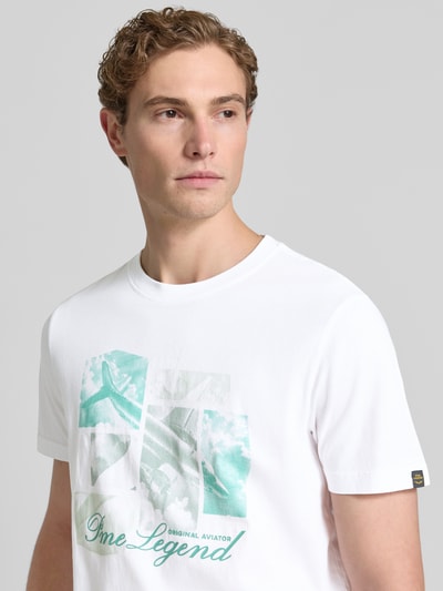 Mannenmodel draagt T-shirt met Label-Print en Rundhalsausschnitt van PME Legend, puur katoen, regular fit, labelprint, ronde hals, ruglengte maat M 72 cm, Nahaufnahme Oberkörper.