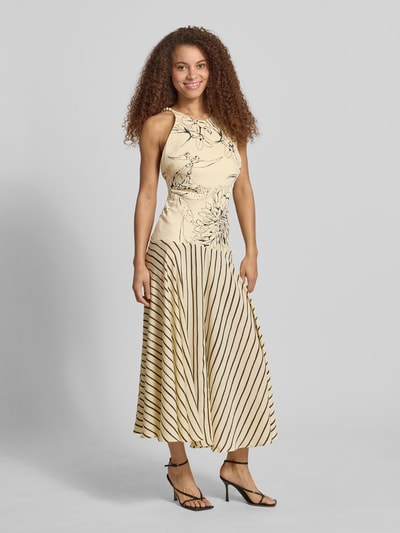 Frauenmodel trägt Maxikleid im Allover-Look Modell 'MILLE' von Topshop in Beige mit schwarzen Streifen und Blumen, taillierter Schnitt, feine Struktur, Träger im Perlen-Look, Rückenlänge bei Größe 36: 134 cm, Brustweite 38 cm, Ganzkörperansicht von vorne.