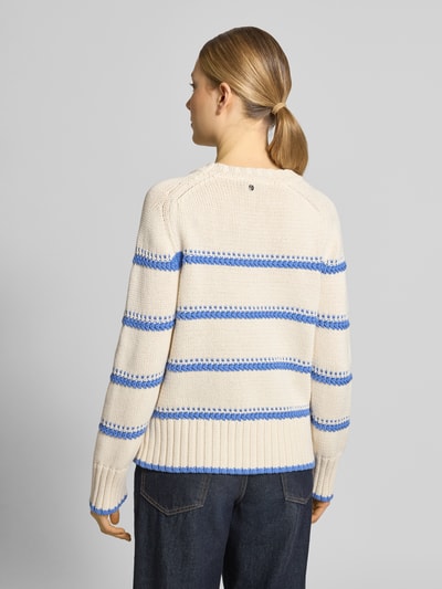 Frauenmodel trägt Strickpullover mit Streifenmuster Modell 'Rola Bine' von MOS MOSH in Beige und Blau aus Baumwolle, Relaxed Fit, Ganzkörperansicht Rückansicht.