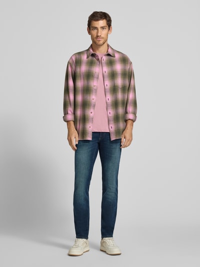 Männermodel trägt Modern Fit Jeans aus Baumwoll-Mix Modell 'Chuck' von Brax, mittlerer Bund, Denim-Optik, 5-Pocket, Ganzkörperansicht von vorne.