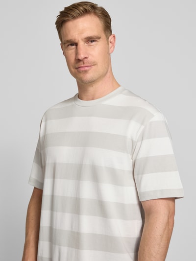 Männermodel trägt Oversized T-Shirt mit Streifenmuster und Rundhalsausschnitt von Lindbergh aus Reine Baumwolle, Nahaufnahme Oberkörper.