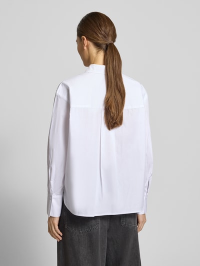 Frauenmodel trägt Hemdbluse mit Knopfleiste von Christian Berg Woman Selection in Weiß, Reine Baumwolle, Lockerer-Schnitt, Hemdblusenkragen, Zierbesatz, Rückenlänge 63 cm, Ärmellänge 57 cm, Ganzkörperansicht Rückansicht