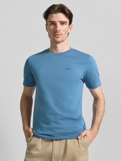 Männermodel trägt Regular Fit T-Shirt aus reiner Baumwolle Modell 'Thompson 01' von BOSS in Blau, unifarben, Nahaufnahme Oberkörper.