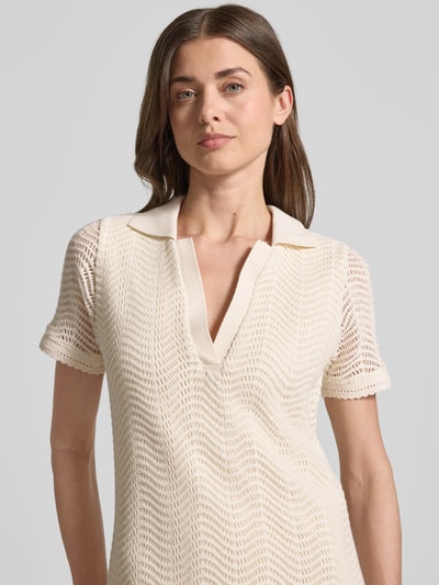 Frauenmodel trägt Leicht ausgestelltes Häkelkleid aus Baumwoll-Mix Modell 'C_ELOA' von BOSS Orange, Optik: Unifarben, V-Ausschnitt, Kurzarm, Unterkleid, Nahaufnahme Oberkörper.