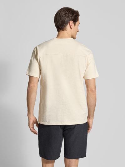 Männermodel trägt T-Shirt mit Label-Stitching von Scotch & Soda, Reine Baumwolle, Regular-Fit, Rundhalsausschnitt, Rückenlänge 69 cm, Ganzkörperansicht Rückansicht.
