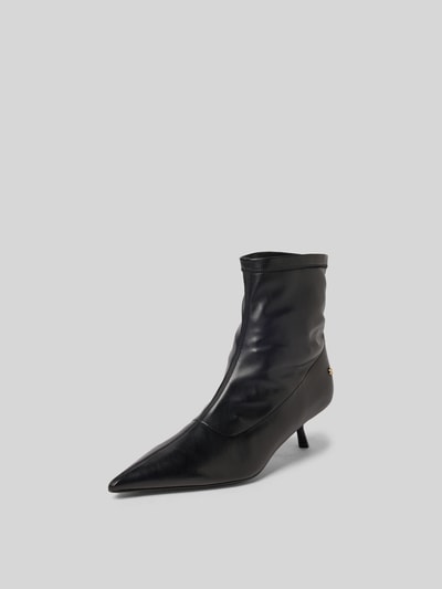 Produktfoto, High Heels mit Label-Detail von Anine Bing, schwarz, spitze Form, glatte Textur, 3 cm Absatz, 9 cm Schafthöhe, neutraler Hintergrund
