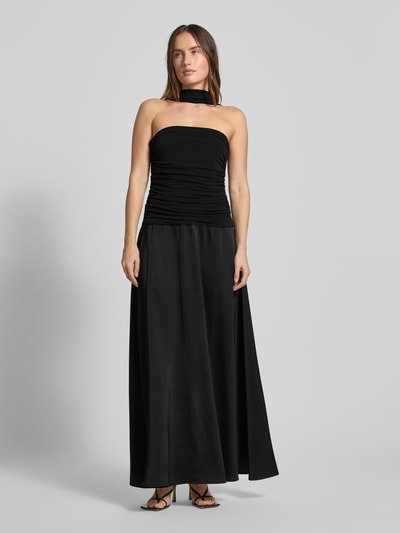Vrouwenmodel draagt Avondjurk met plooien Model 'Hamina' van Neo Noir, materiaalmix met stretch, A-lijn, maxi-jurk, Ganzkörperansicht van voren.