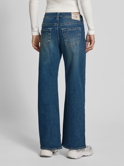 Frauenmodel trägt Baggy Fit Jeans im Used-Look Modell 'BOBBY' von TRUE RELIGION aus Baumwoll-Elasthan-Mix mit Eingrifftaschen, Ganzkörperansicht Rückansicht.