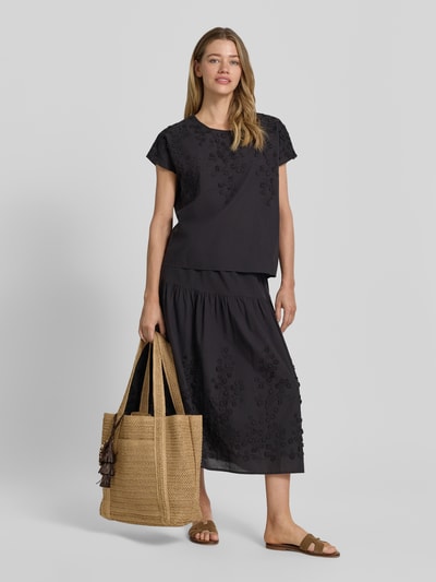 Frauenmodel trägt Midirock mit Stitchings Modell 'FAHIMA' von Soyaconcept aus Reine Baumwolle in Schwarz, A-Linie, elastischer Bund, Ganzkörperansicht von vorne.