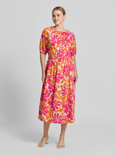 Frauenmodel trägt Midikleid im Allover-Look mit Rundhalsausschnitt von Smith and Soul, Reine Baumwolle, Taillierter Schnitt, Ganzkörperansicht von vorne.
