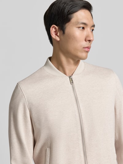Männermodel trägt Blouson aus Viskose-Mix mit Zweiwege-Reißverschluss von Roy Robson in Beige mit Eingrifftaschen, Nahaufnahme Oberkörper. Regular-Fit, Stehkragen, Stretch-Anteil, Rückenlänge 68 cm, Schulterbreite 47 cm, Brustweite 59 cm, Ärmellänge 68 cm.