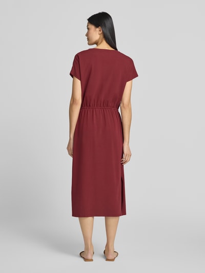 Modelka nosi Relaxed Fit Freizeitkleid aus Baumwoll-Mix od s.Oliver RED LABEL, jednolity bordowy kolor, gładka faktura, widok całej sylwetki z tyłu.