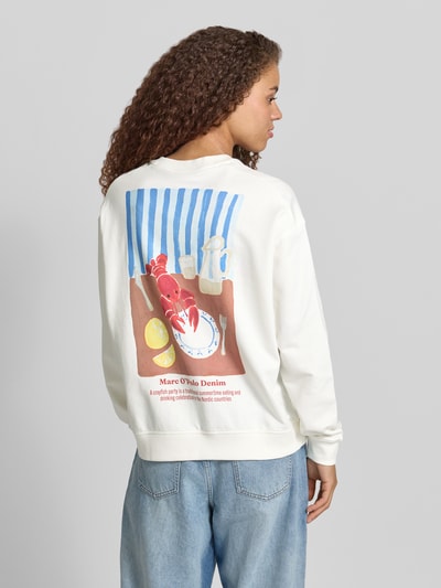 Frauenmodel trägt Oversize Sweatshirt aus reiner Baumwolle - Special Drop von Marc O'Polo Denim, Optik: Unifarben, Motiv-Stitching, Rückenprint, Rundhals, Langarm, Material: reine Baumwolle, Ganzkörperansicht Rückansicht.