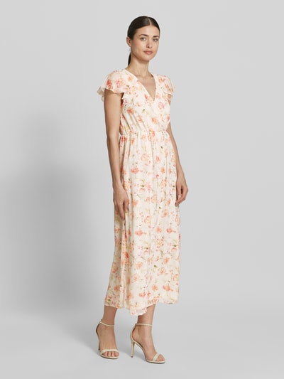 Modelka kobieca nosi Midikleid im Allover-Look Modell 'EMMA' od Vila, kolor kremowy z motywem kwiatowym, dekolt w serek, długość pleców w rozmiarze 36: 126 cm, szerokość w rozmiarze 36: 42 cm, krój A-linii, widok całej sylwetki z przodu