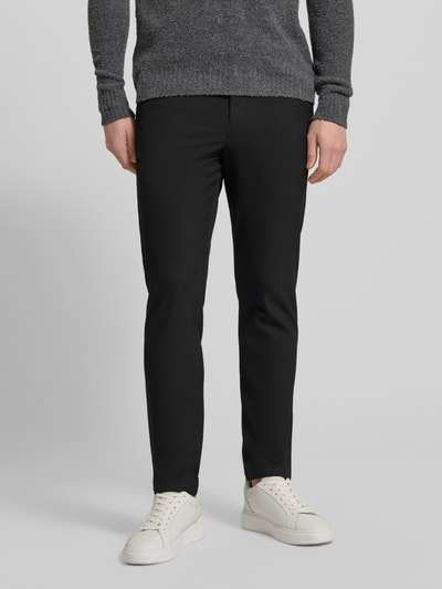 Männermodel trägt Chino mit Eingrifftaschen Modell 'ROBERT' von SELECTED HOMME, Unifarbenes-Design, Material-Mix mit Viskose-Anteil, Körpernaher-Schnitt, Knopf- und Reißverschluss, Ganzkörperansicht von vorne.