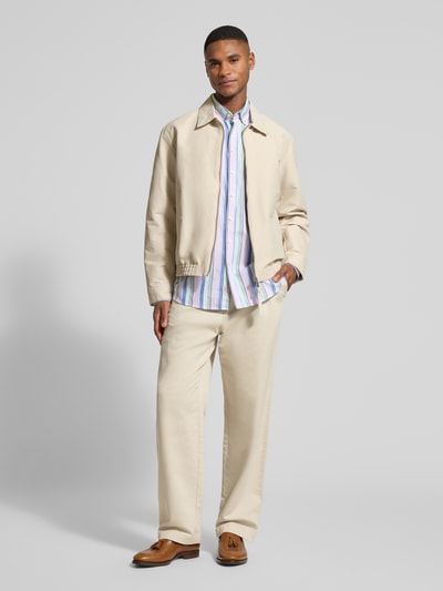 Männermodel trägt Regular Fit Freizeithemd aus reiner Baumwolle von Fynch-Hatton mit Streifen, Button-Down-Kragen, Ganzkörperansicht von vorne.