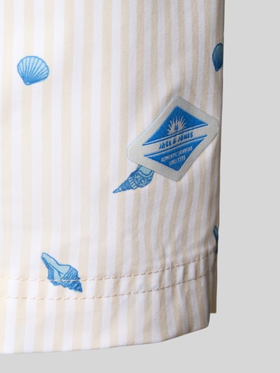 Produktfoto, Badehose im Allover-Look Modell 'MAUI BREEZE' von Jack & Jones mit blauen Muschelmotiven, beigestreifte Textur, Detailaufnahme