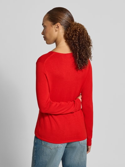 Frauenmodel trägt Regular Fit Pullover aus Baumwoll-Mix von Tom Tailor in kräftigem Rot, glatte Textur, mit blauen Jeans, Ganzkörperansicht Rückansicht. Damen Pullover von Tom Tailor.