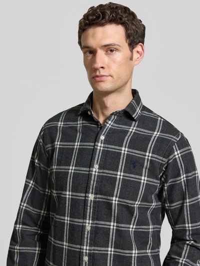 Männermodel trägt Regular Fit Freizeithemd aus reiner Baumwolle von Polo Ralph Lauren in dunklem Karomuster, Nahaufnahme Oberkörper, Herren Freizeithemd von Polo Ralph Lauren