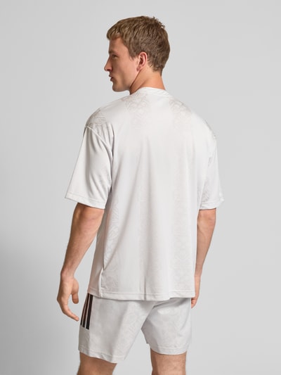 adidas Sportswear T-Shirt mit Logo und Rundhalsausschnitt Hellgrau 5