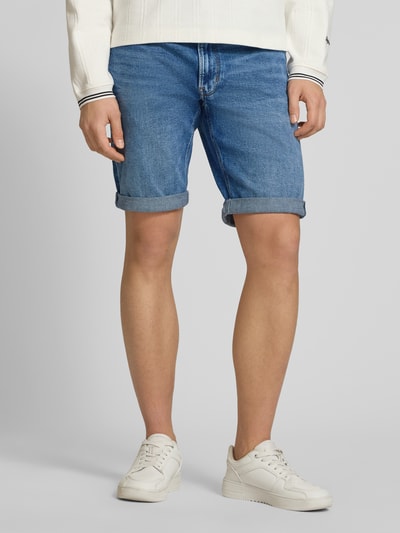 Männermodel trägt Jeansshorts mit Umschlag Modell 'Mosa' von G-Star Raw in Blau, Regular Fit, Used-Look, Nahaufnahme Oberschenkel.